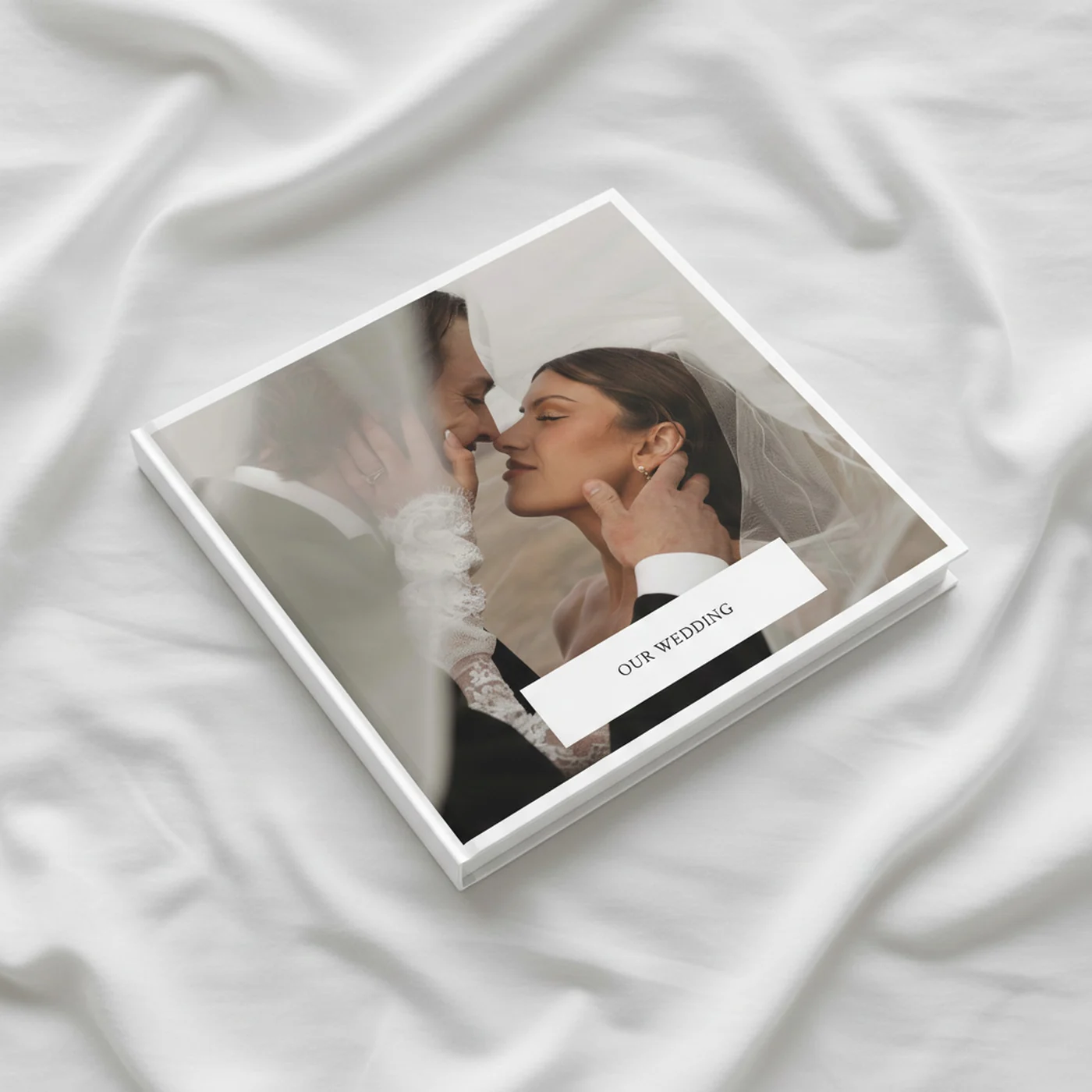 Livre photo klikkie posé sur une table basse
