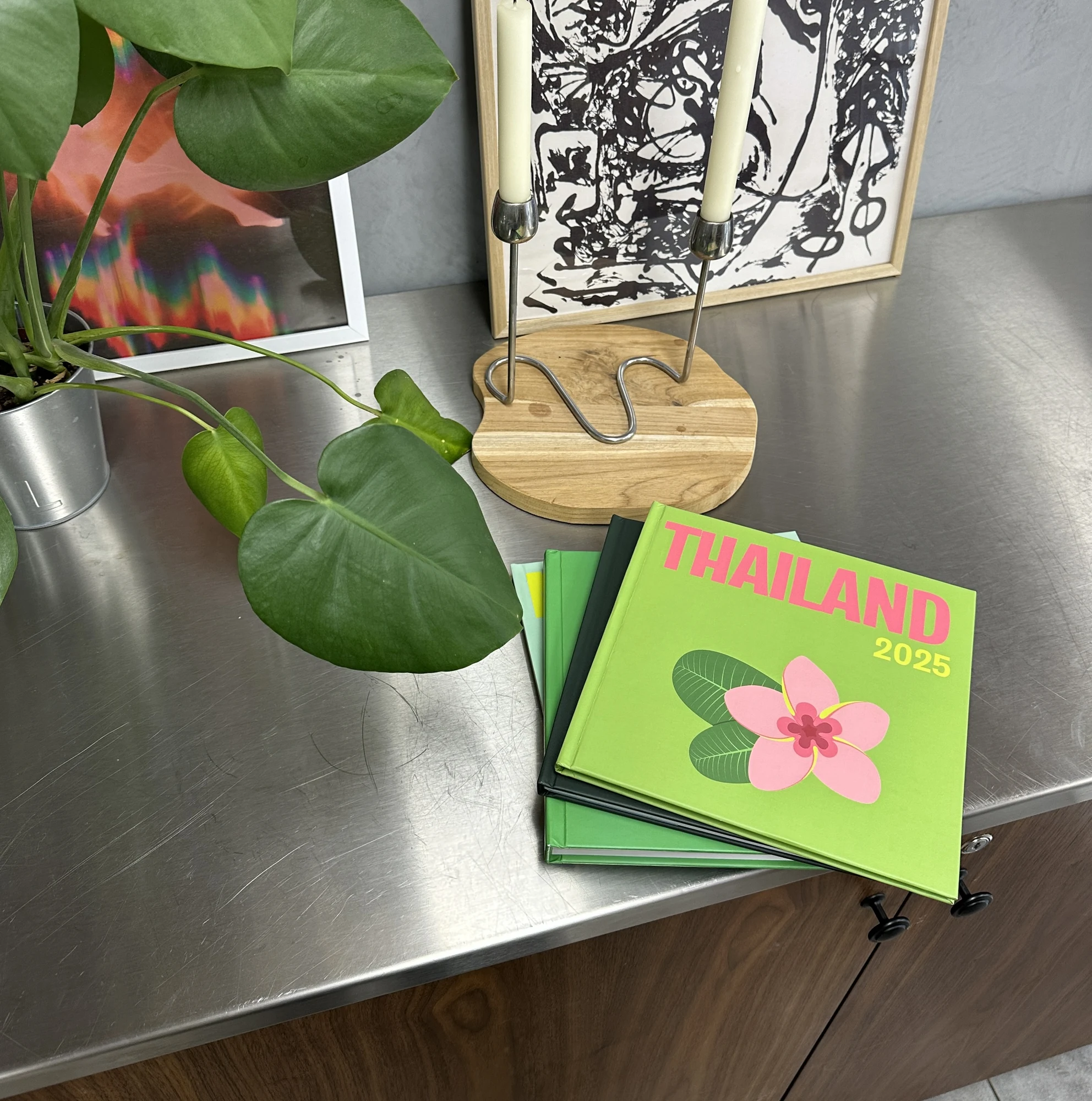 Livre photo klikkie posé sur une table basse