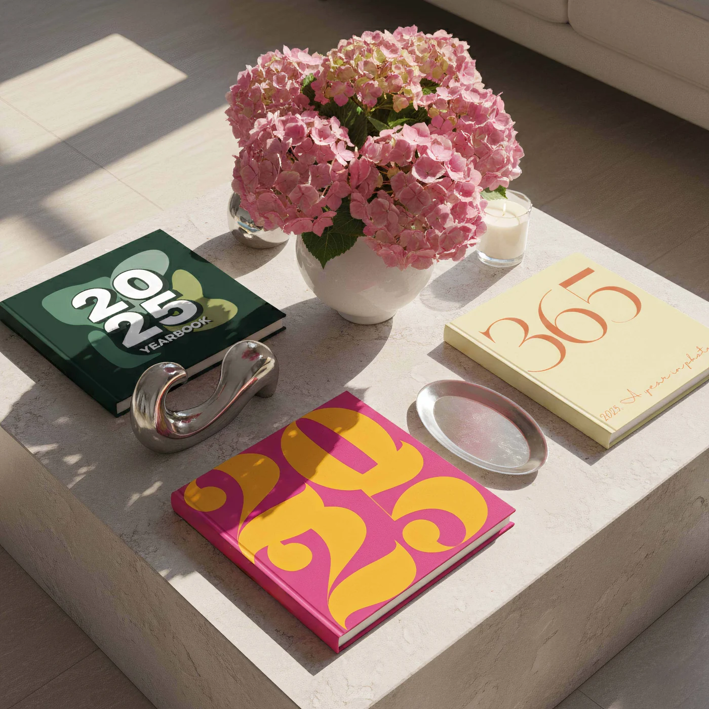 Livre photo klikkie posé sur une table basse