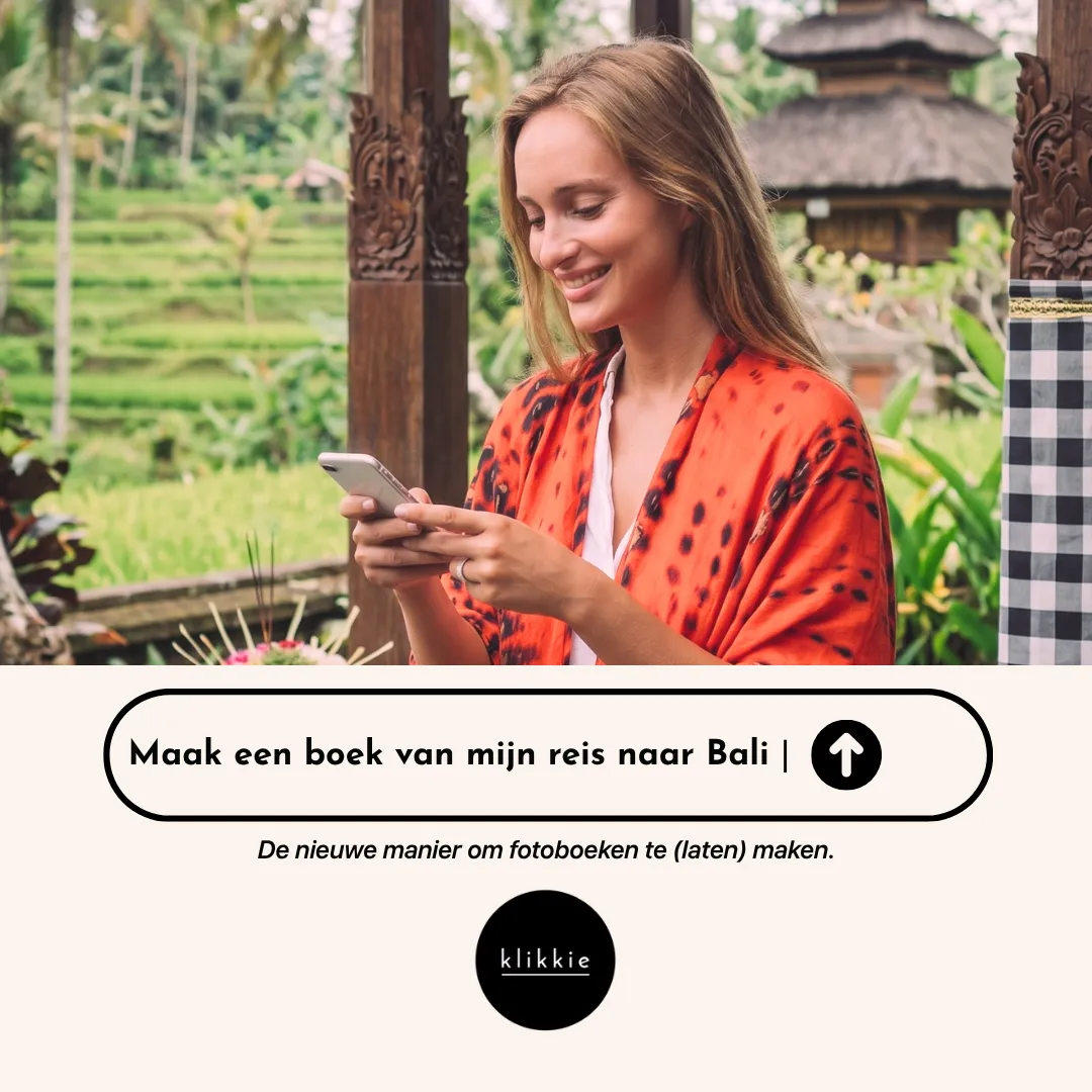 Quelqu’un crée un livre photo d’un voyage à Bali avec klikkie sur son téléphone