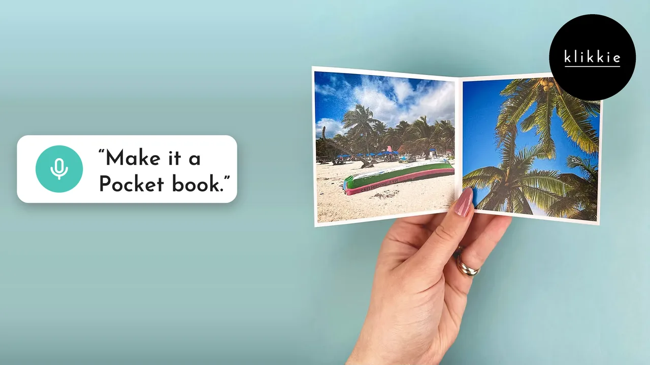 Une main tient un petit livre photo klikkie Pocket ouvert avec des photos de plage, avec les mots « Make it a Pocket book. »