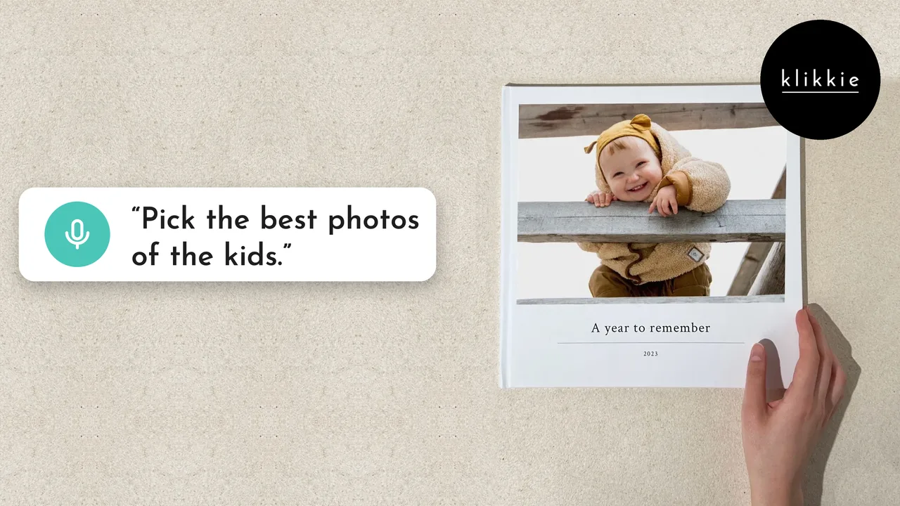 Une main sur un livre photo klikkie Large avec un bébé qui rit et « A year to remember » en couverture, avec les mots « Pick the best photos of the kids. »