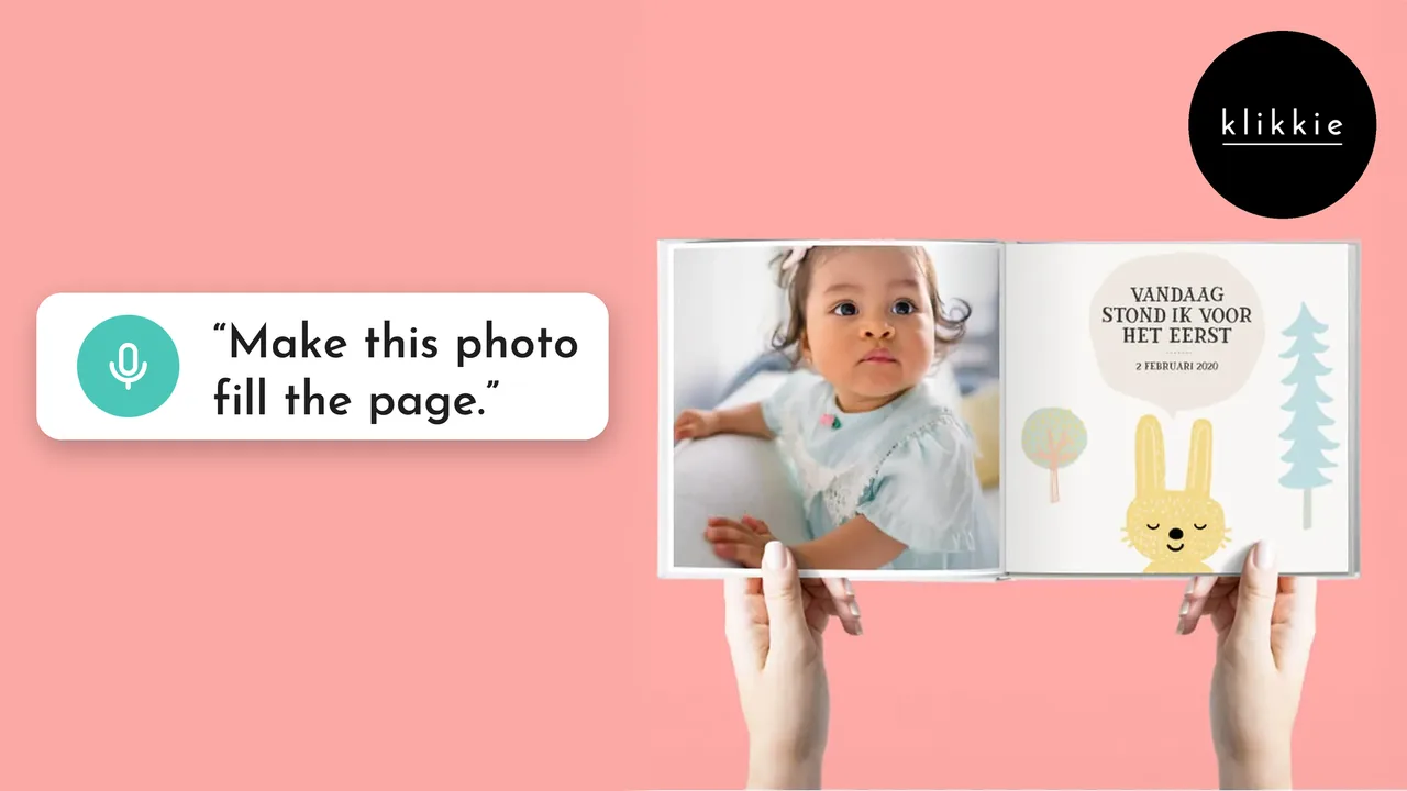 Des mains tiennent un livre photo klikkie ouvert où une photo de bébé remplit toute la page de gauche, avec les mots « Make this photo fill the page. »
