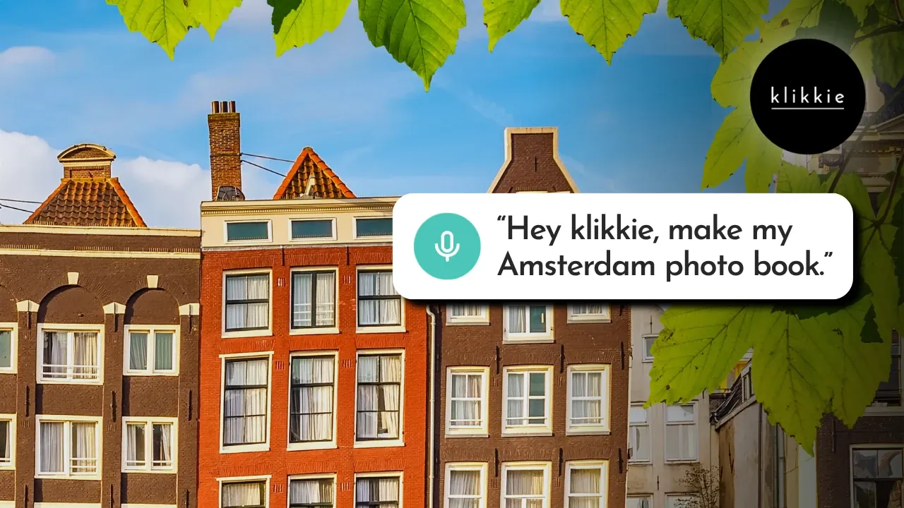 Maisons de canal à Amsterdam avec le texte « Hey klikkie, make my Amsterdam photo book. »