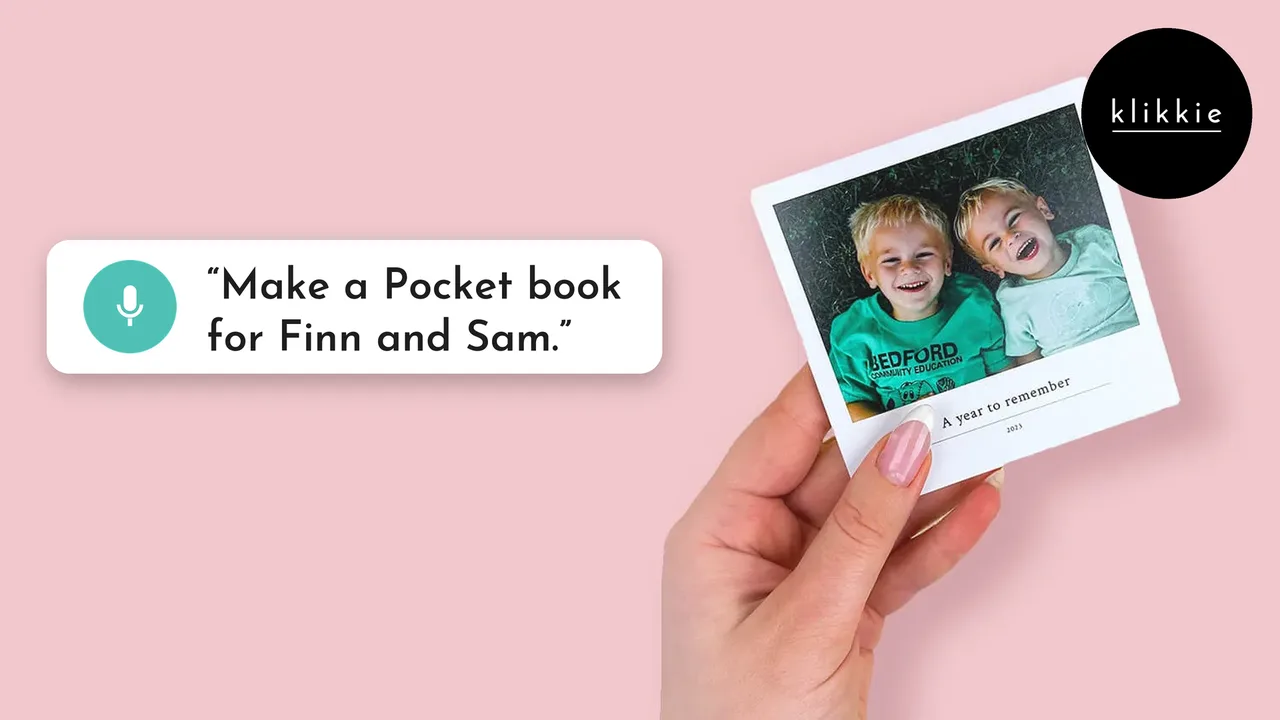 Livre photo pour enfant : une main qui tient un petit livre photo Pocket klikkie avec deux garçons qui rient sur la couverture, et une bulle qui dit fais un livre Pocket pour Finn et Sam