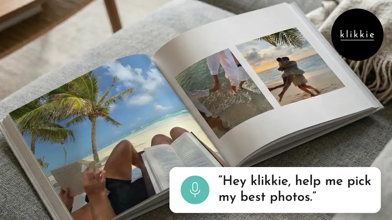 Un livre photo klikkie ouvert avec des photos de plage sur un canapé, avec le texte « Hey klikkie, help me pick my best photos. »