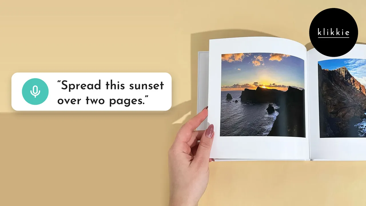 Une main tient un livre photo klikkie ouvert sur un coucher de soleil en mer, avec les mots « Spread this sunset over two pages. »
