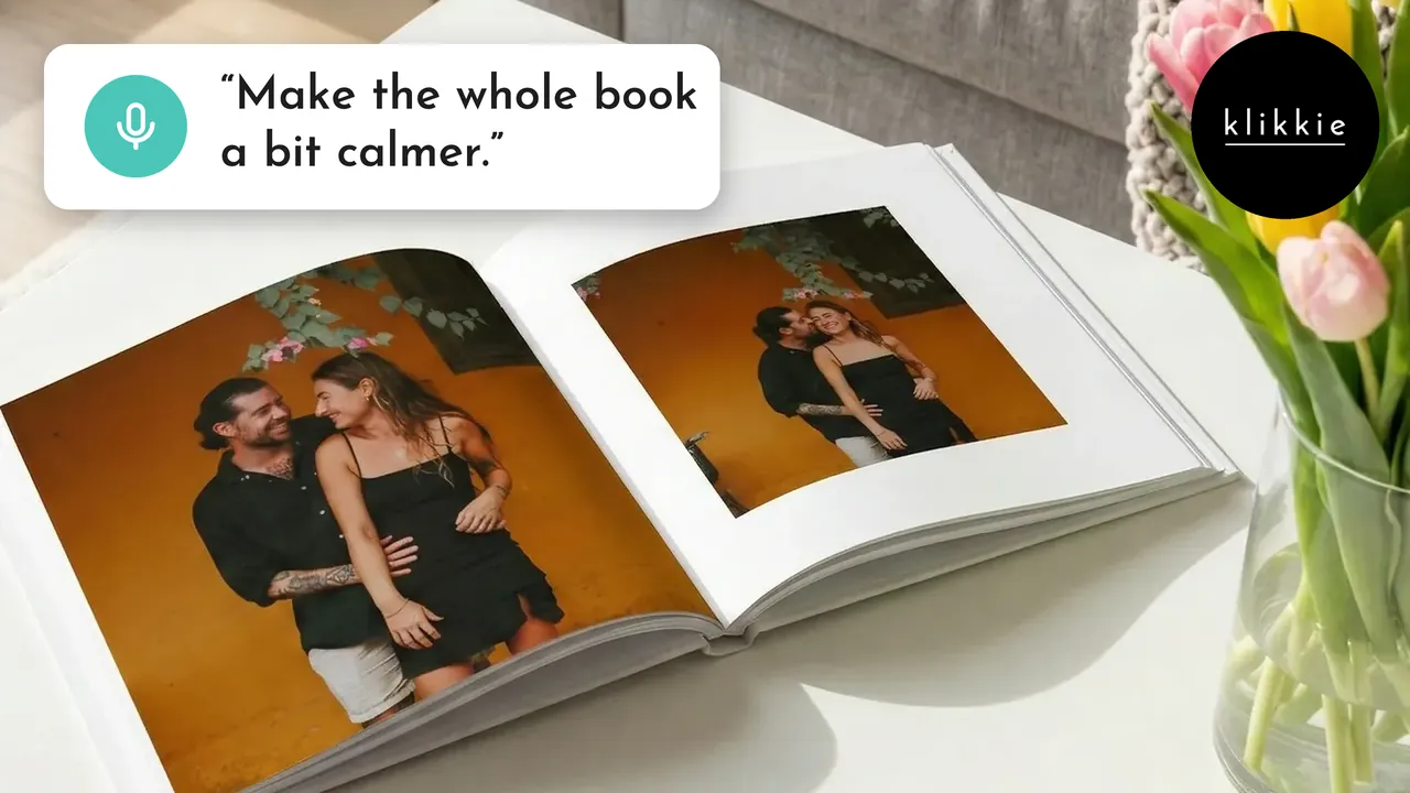 Un livre photo klikkie ouvert sur une table basse avec des tulipes, avec le texte « Make the whole book a bit calmer. »