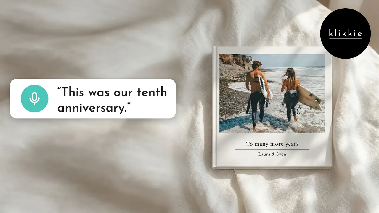 Un livre photo klikkie avec un couple sur la plage et « To many more years » en couverture, avec les mots « This was our tenth anniversary. »